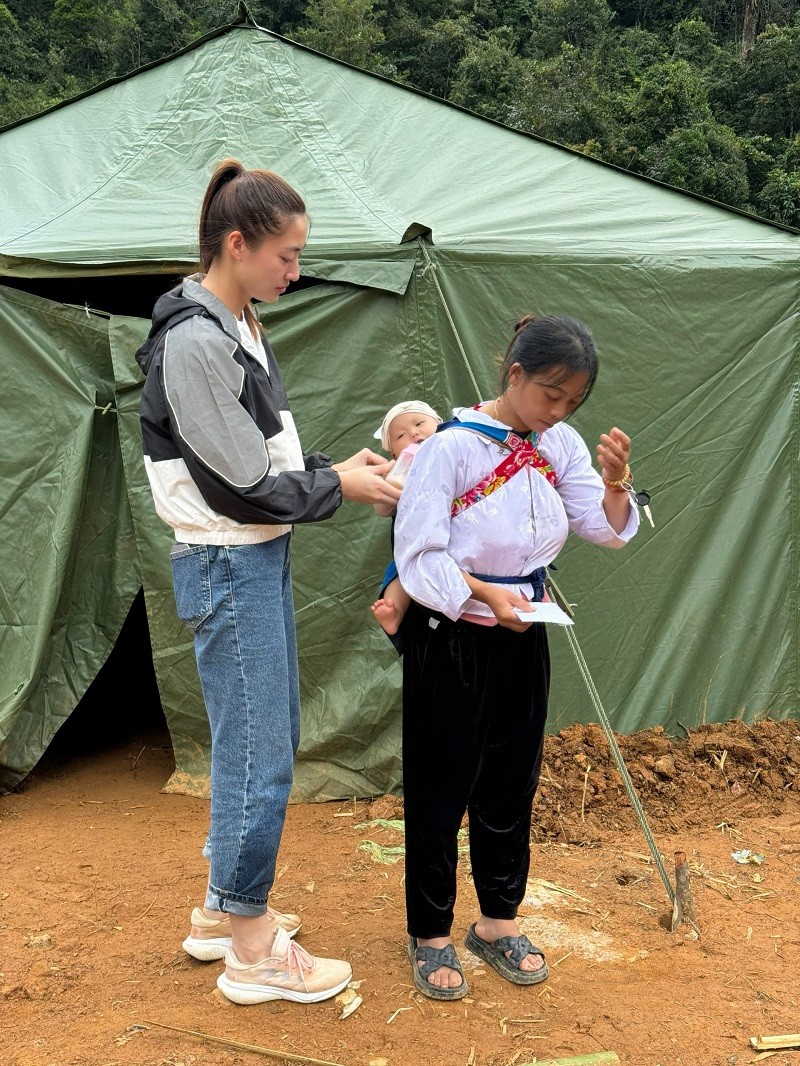 Luong Thuy Linh takes care of two children in Cao Bang-Picture 5