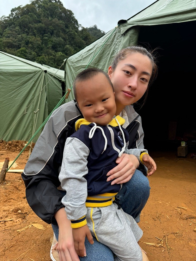 View - 	Lương Thùy Linh nhận bảo trợ cho hai bé mồ côi ở Cao Bằng