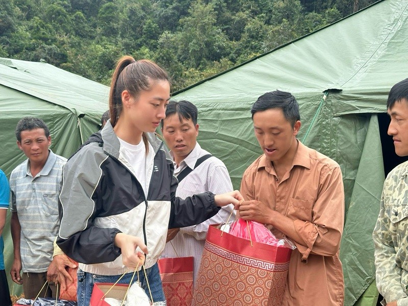 View - 	Lương Thùy Linh nhận bảo trợ cho hai bé mồ côi ở Cao Bằng