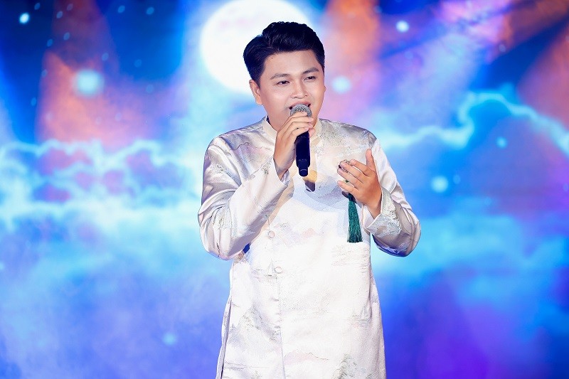 Vu Minh Hieu song ca cung Thanh Thanh Hien trong minishow dau tien