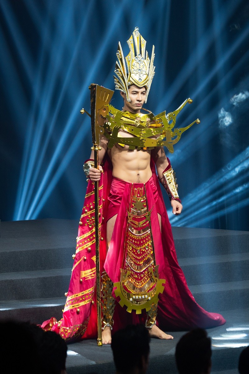 Man wearing a wide range of clothes and hair at Mister Vietnam 2024-Picture-4