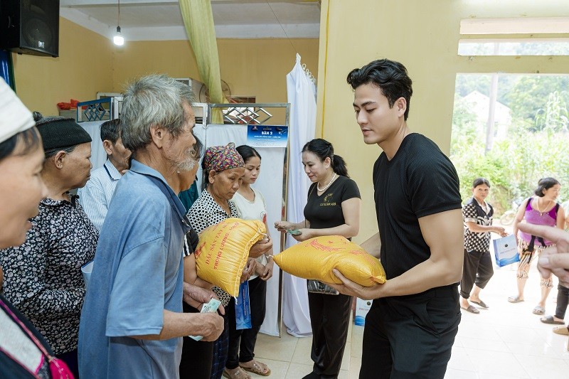 A quan Nguyen Phuc Loc ho tro ba con vung bao lu Yen Bai