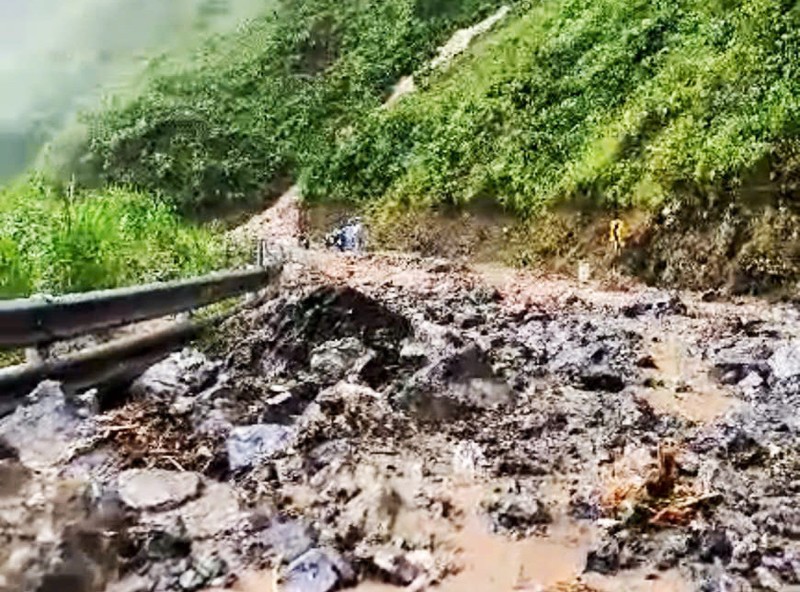 Deo Ma Pi Leng lu chay nhu suoi, Ha Giang so tan nhieu ho dan