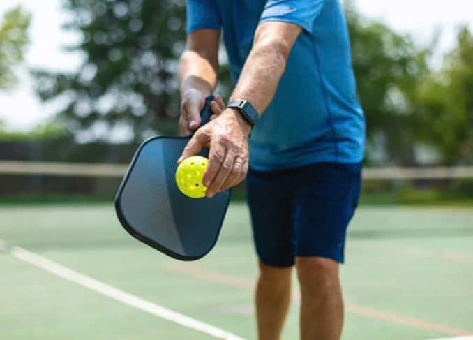 Nguoi dan ong dot tu khi choi pickleball, bac si canh bao