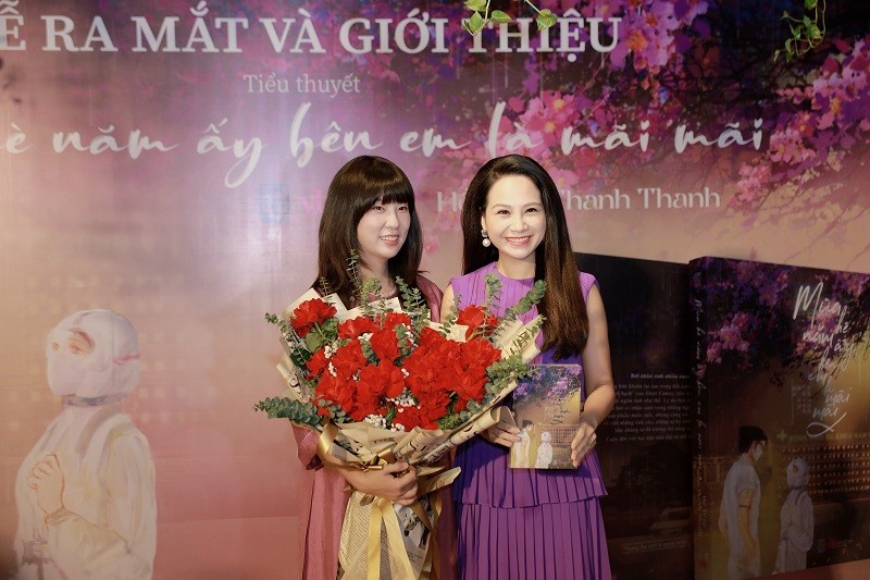 Tan Nhan cung dan sao chuc mung Ho Diep Thanh Thanh ra mat sach-Hinh-2