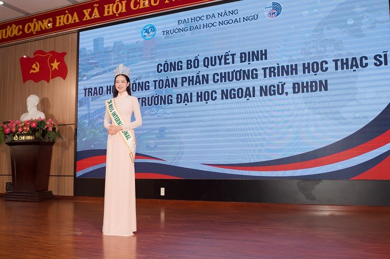 Hoa hau Quoc te Thanh Thuy nhan hoc bong thac si-Hinh-2