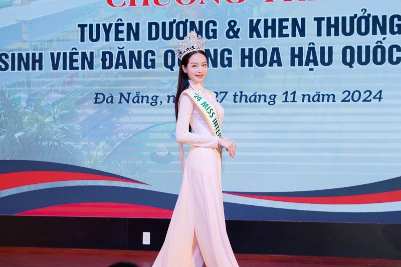 Hoa hau Quoc te Thanh Thuy nhan hoc bong thac si-Hinh-6