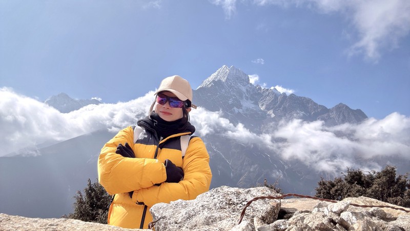 Co gai Viet ngoi thien 60 phut tren dinh Kala Patthar, Himalaya