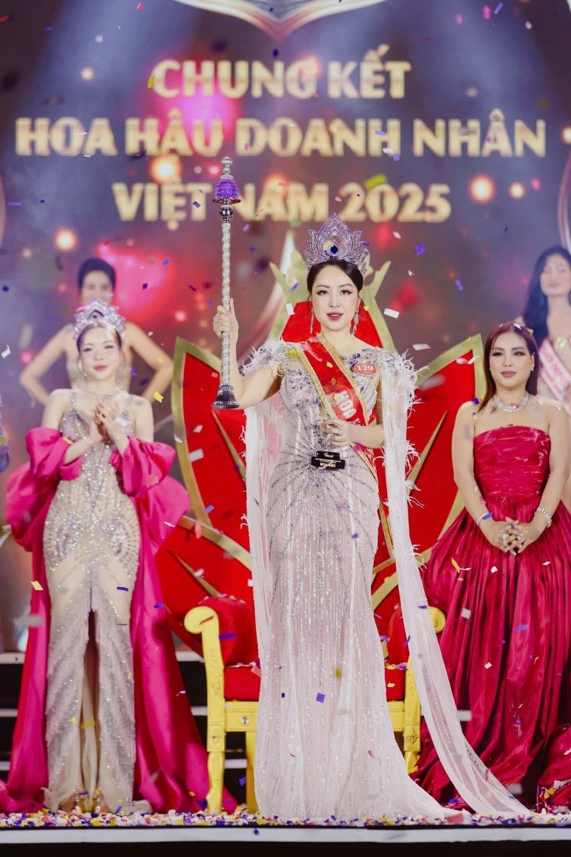 Hoang Thu Thuy dang quang Hoa hau Doanh nhan Viet Nam 2025