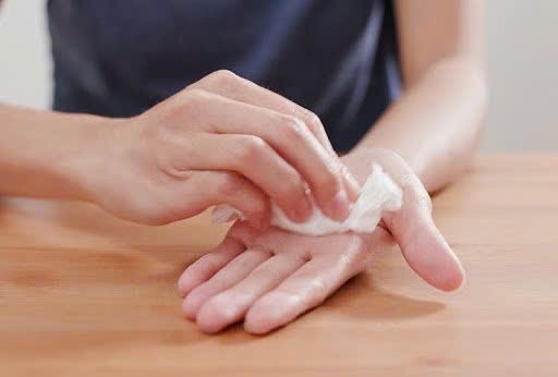 Ra mồ hôi tay kéo dài coi chừng dấu hiệu bệnh lý Ra mo hoi tay keo dai coi chung dau hieu benh ly
