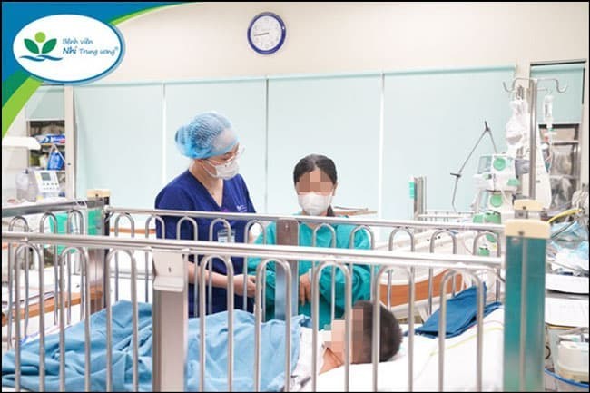 Tình hình sức khỏe bé trai bị xe cán “đủ tiền mới cấp cứu” - Hình 2 Tinh hinh suc khoe be trai bi xe can “du tien moi cap cuu”-Hinh-2