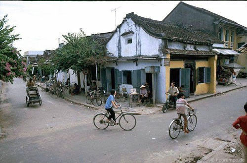 Pho co Hoi An thap nien 90 dep binh di qua ong kinh nhiep anh gia Duc