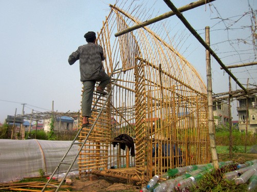 Nha bang chai nhua o Ha Noi khien bao ngoai kinh ngac-Hinh-3