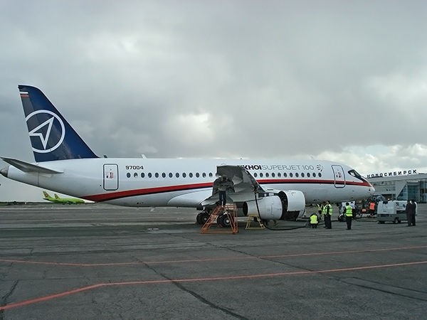 Mo may bay Sukhoi Superjet 100 Nga muon ban cho Viet Nam-Hinh-6