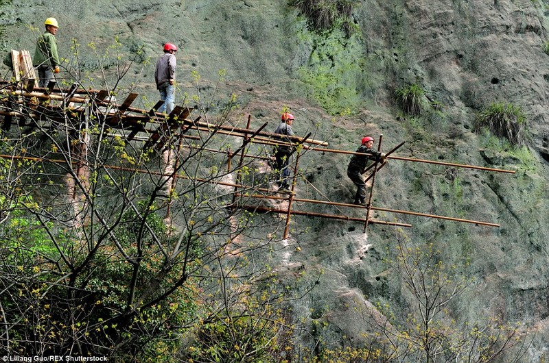 Ban mang de xay con duong nguy hiem tren nui-Hinh-3