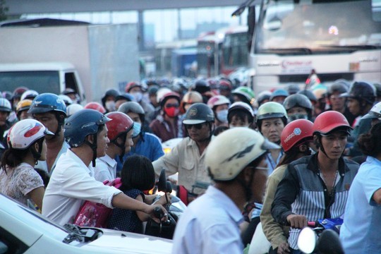 Sai Gon tac duong khung khiep truoc ngay nghi le-Hinh-3