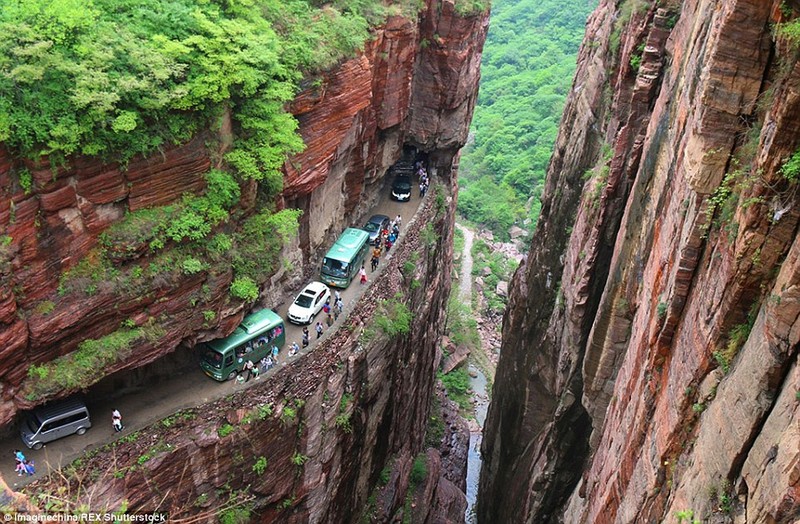 Canh tac nghen ron nguoi tren con duong vach da cheo leo-Hinh-2