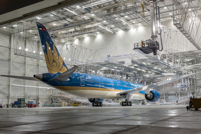 May bay Boeing 787-9 Dreamliner Vietnam Airlines xuat xuong