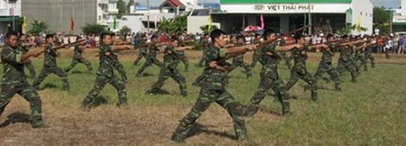 Anh bo doi bien phong bieu dien vo thuat day uy dung