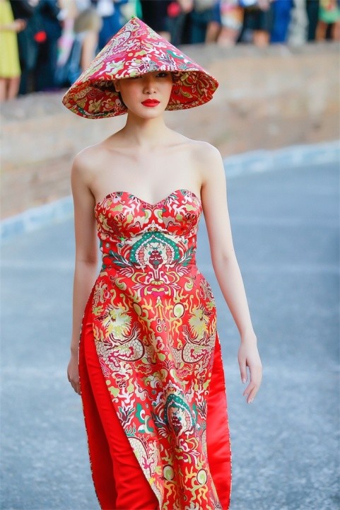 Hoa hau Thuy Dung mac ao dai giong Trung Quoc