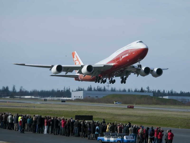 Ben trong nha may khong lo san xuat Boeing 747