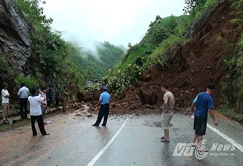 Cao Bang sat lo nghiem trong, ba nguoi bi vui trong bun dat