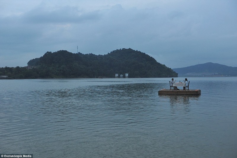 Trai nghiem lang man voi nha hang noi tren song-Hinh-2