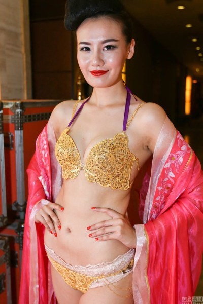 Can canh nhung bo bikini bang vang tien ty gay soc-Hinh-11