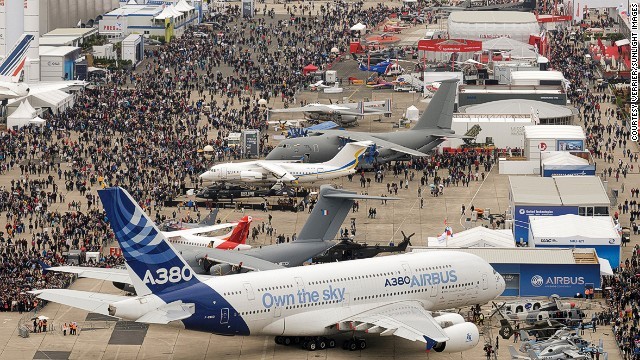 Toan canh hoanh trang cua trien lam hang khong Dubai Air Show-Hinh-2