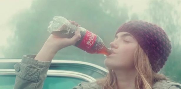 Coca-Cola thiet hai nang vi quang cao Giang sinh gay hieu nham