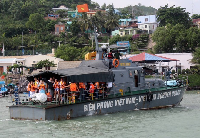 Tau cho 29 khach Nga chim o vinh Nha Trang