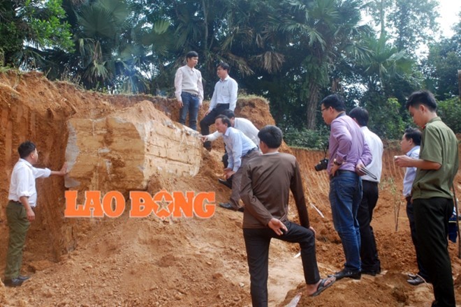 Ha Tinh: Muc dat, bang hoang phat hien ngoi mo co nguyen khoi