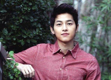 Me man trai dep, nu dai gia bao tron khach san de quay Song Joong Ki