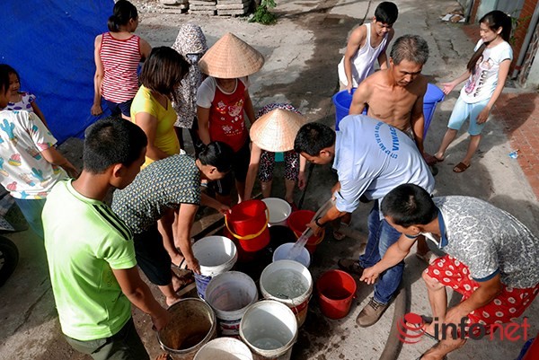 Dang long canh dan Thu Do xep hang xach nuoc giua ngay nang nong-Hinh-4