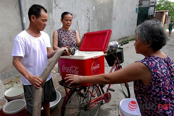 Dang long canh dan Thu Do xep hang xach nuoc giua ngay nang nong-Hinh-7