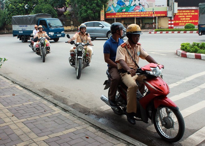 Nua tieng ngoi uong bia bi phat ca thang thu nhap