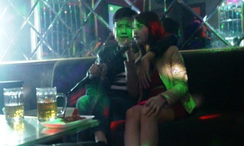 Chuyen doi, chuyen nghe “tay vin” o quan karaoke-Hinh-2