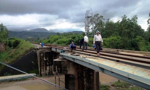 Container dam cau vuot, duong sat Bac - Nam te liet nhieu gio-Hinh-3