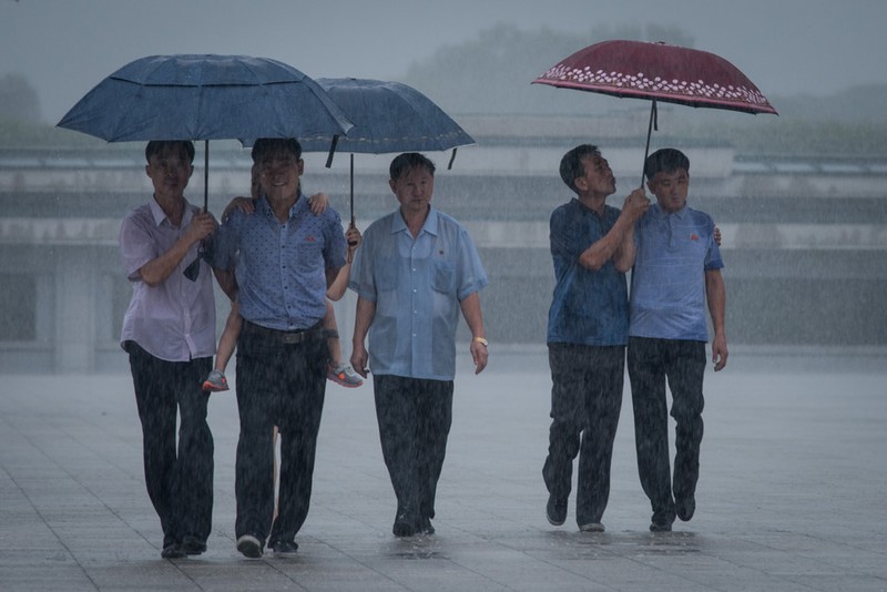 Trieu Tien ngay 'Chien thang': Khong ten lua, chi mua va nuoc mat-Hinh-3