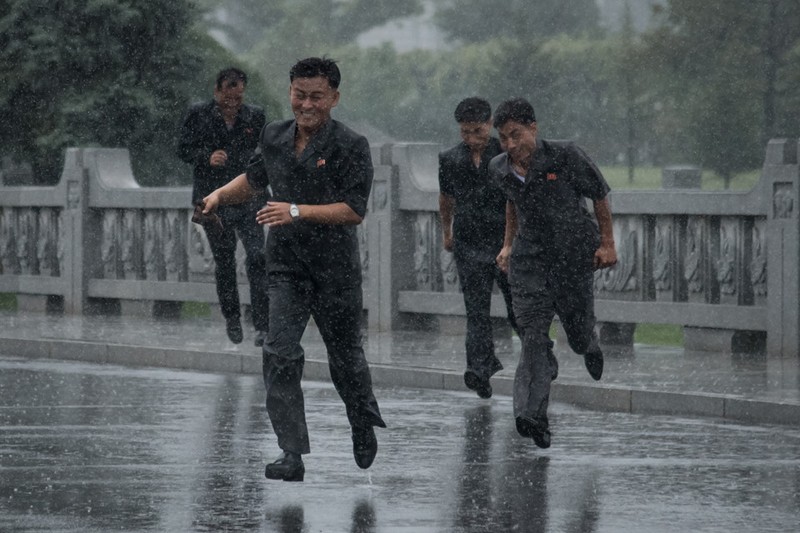 Trieu Tien ngay 'Chien thang': Khong ten lua, chi mua va nuoc mat-Hinh-9