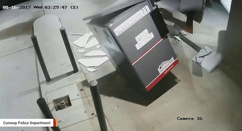 Video: Ba dao dung xe nang "cuom" may ATM