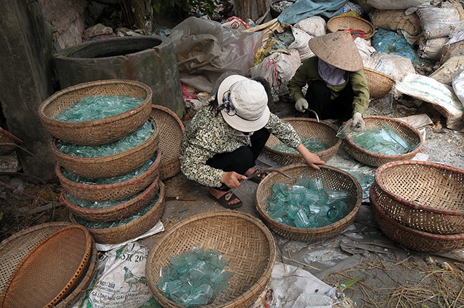 Bi mat quy trinh san xuat chiec coc vai bia “huyen thoai“ o Ha Noi-Hinh-4