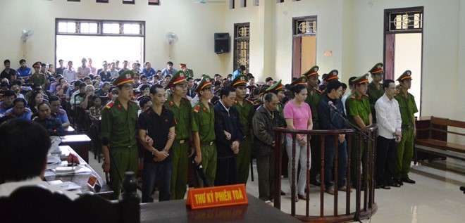 Chan tuong nha ngoai cam lua tien o Ha Noi