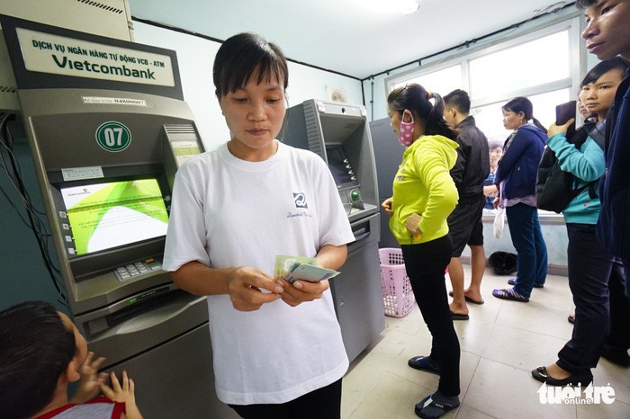 Vietcombank lai tang phi rut tien ATM noi mang