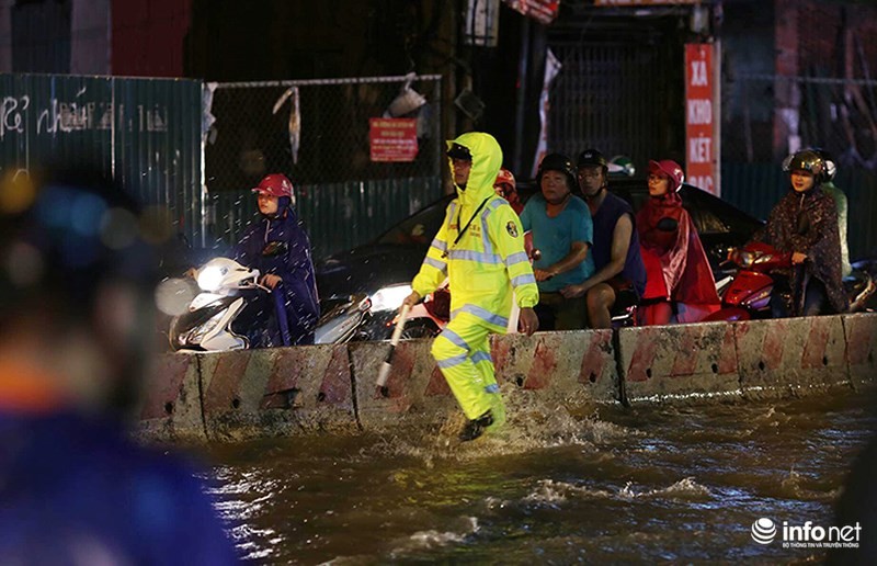 Ha Noi: Mua lon gio tan tam, nhieu tuyen pho ngap ung, giao thong un tac-Hinh-2