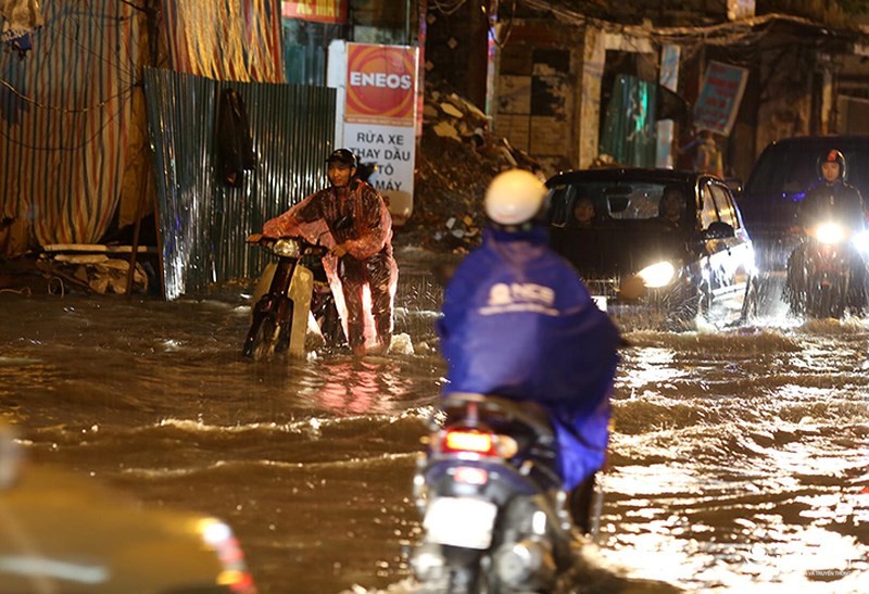 Ha Noi: Mua lon gio tan tam, nhieu tuyen pho ngap ung, giao thong un tac-Hinh-7