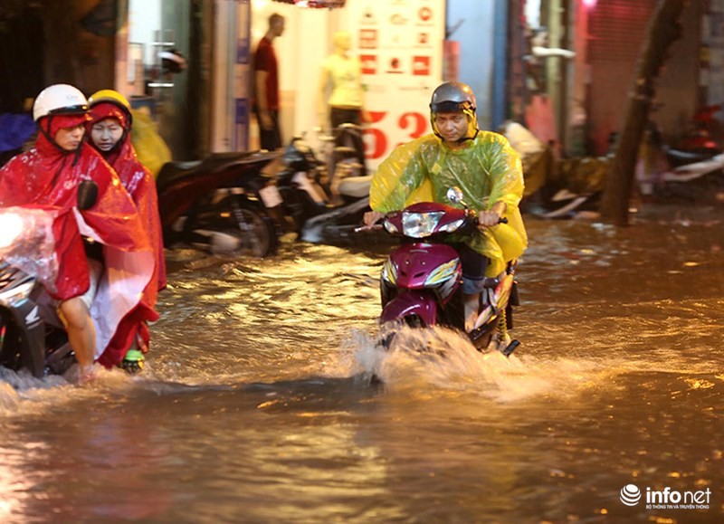 Ha Noi: Mua lon gio tan tam, nhieu tuyen pho ngap ung, giao thong un tac-Hinh-9