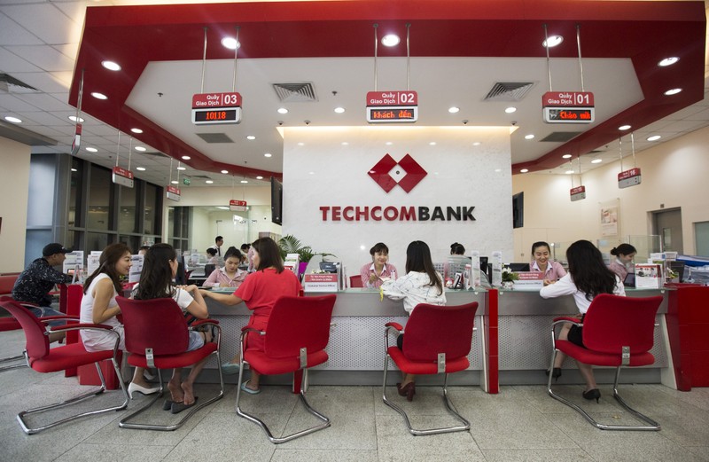 Techcombank 25 nam gan ket yeu thuong - trao ngan qua tang