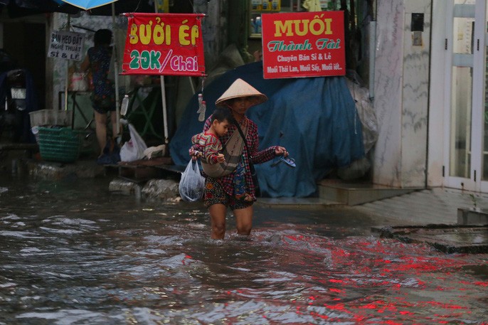 TP HCM: Mua nhu trut nuoc, duong ngap sau, xe chet may la liet-Hinh-8