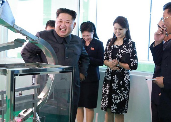 Bat ngo voi gu thoi trang tinh te cua phu nhan ong Kim Jong-un-Hinh-6